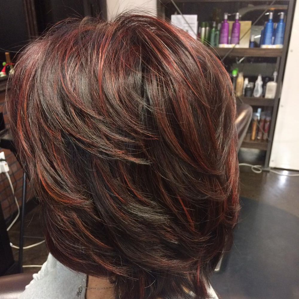 les mèches auburn pour cheveux bruns ont un effet rajeunissant