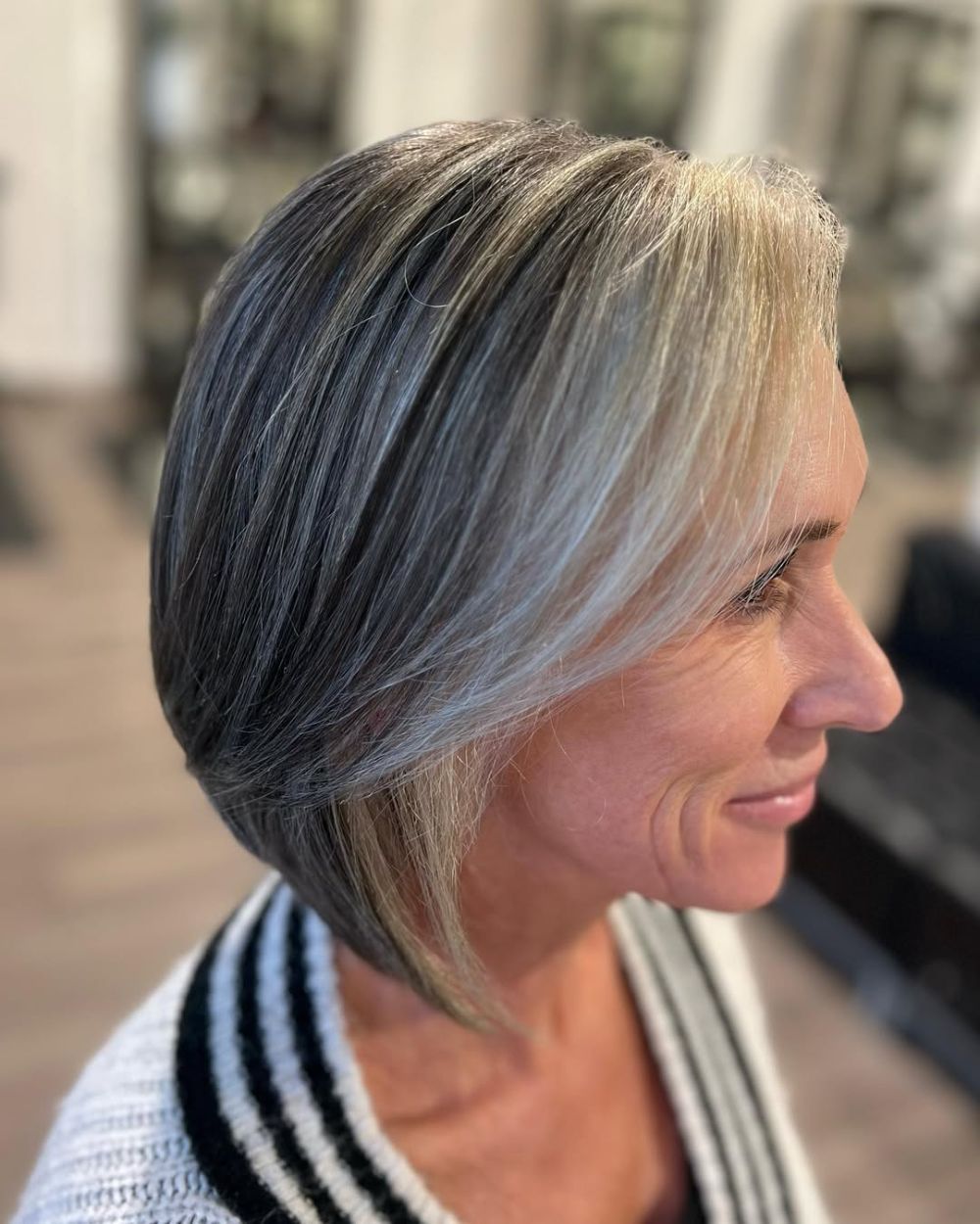 les mèches blond platine sur des cheveux gris foncé