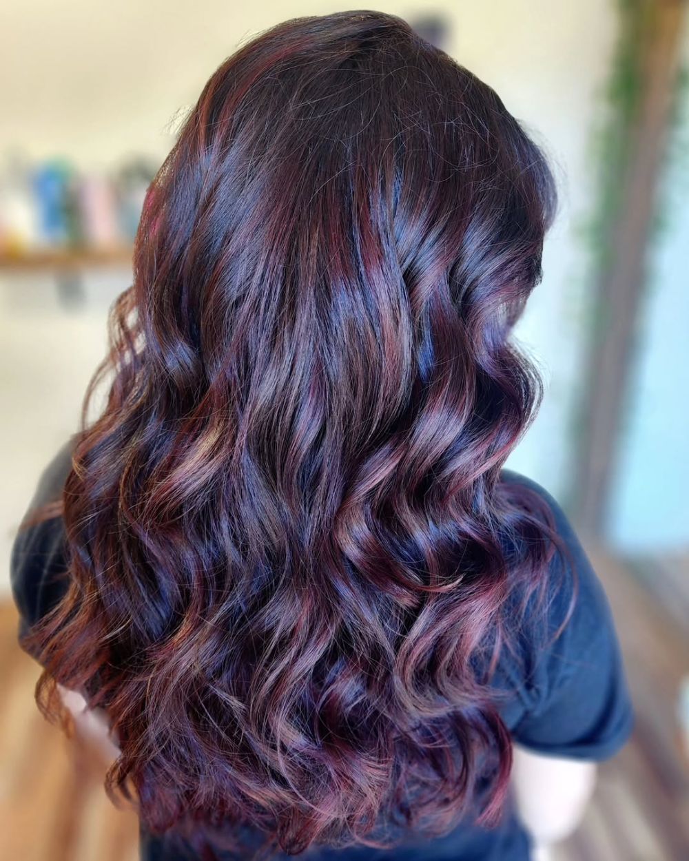 les teintes auburn apportent élégance et brillance chaude à la chevelure brune
