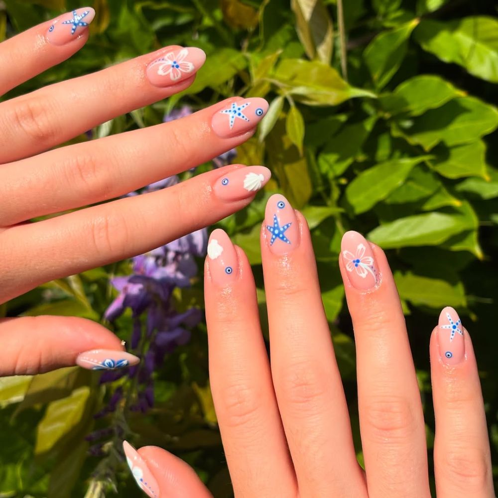 manucure d'été dépareillée avec nail art marin et floral