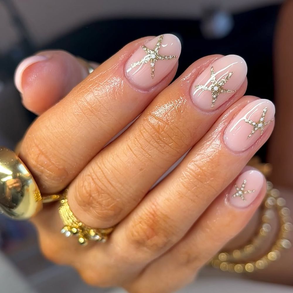 manucure d'été élégante avec nail art étoile de mer sur ongles courts nude