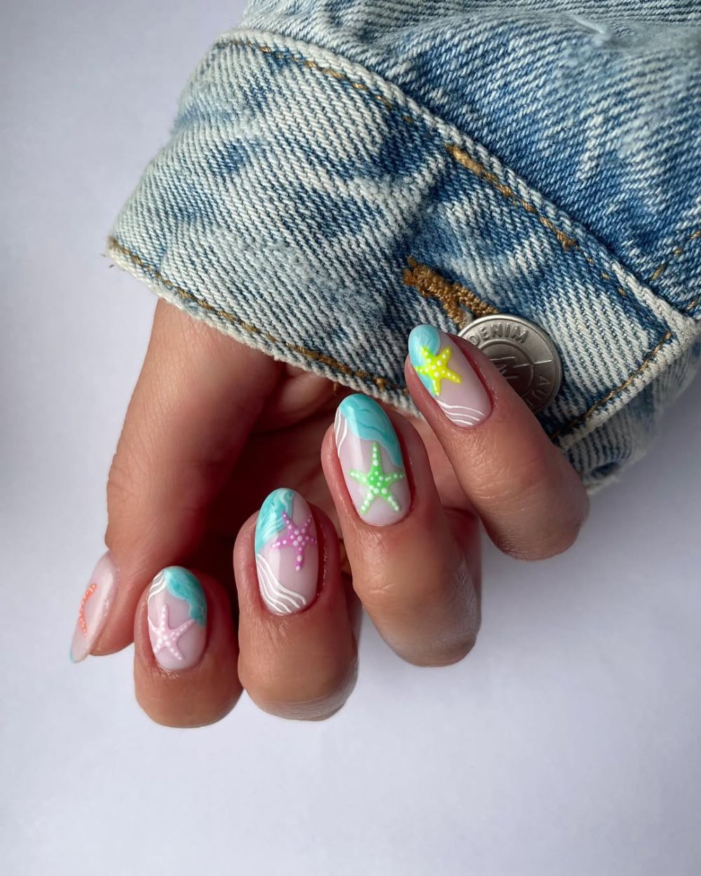 manucure été originale avec nail art abstrait et étoiles de mer colorées