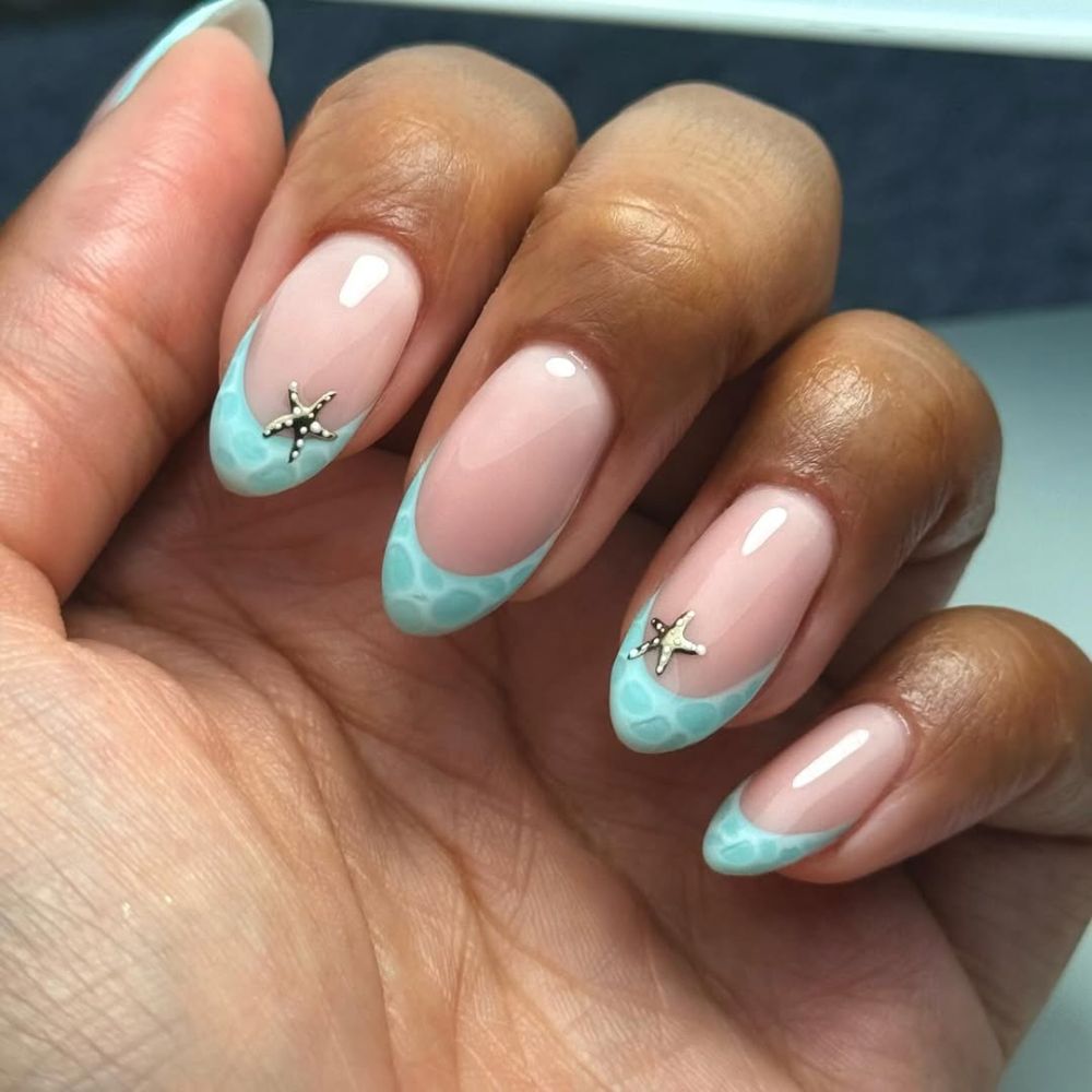 manucure french mentholée avec nail art étoile de mer