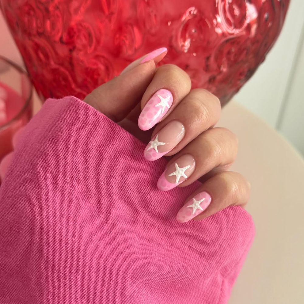 manucure french rose avec nail art étoile de mer