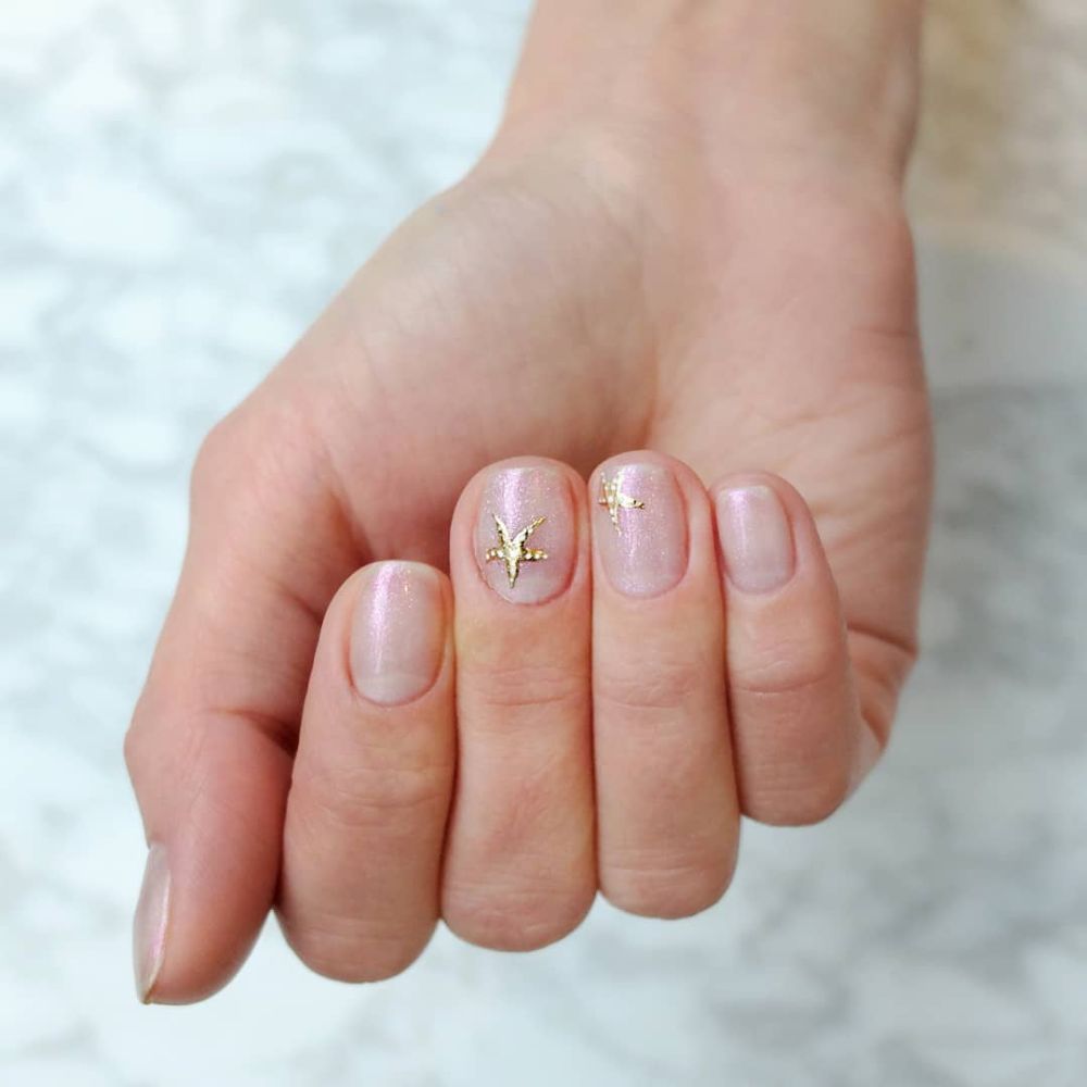 manucure irisée élégante avec nail art étoile de mer