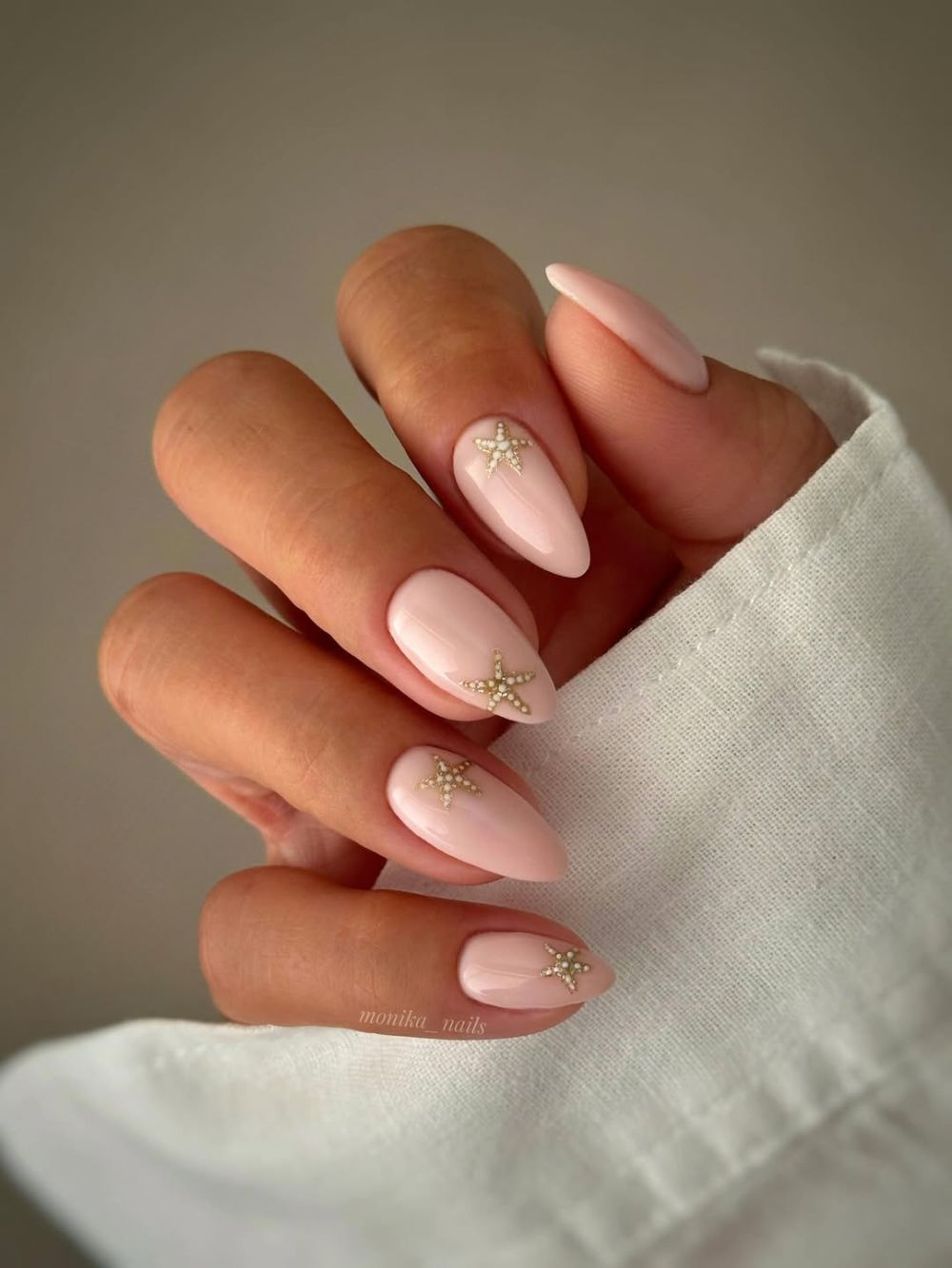 manucure minimaliste et chic avec nail art étoile de mer sur ongles nude