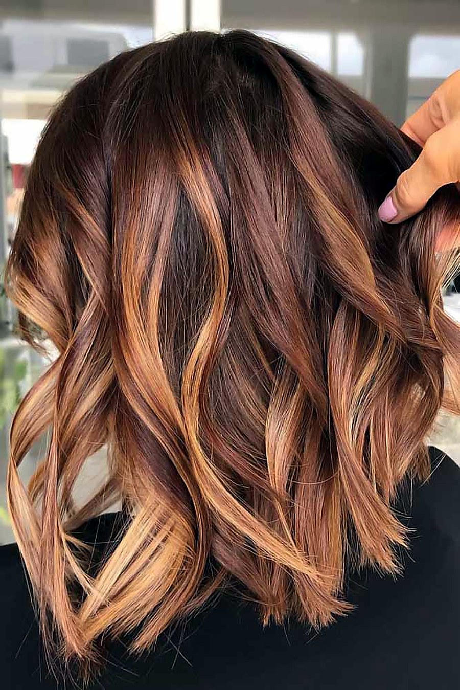 mèche auburn sur cheveux bruns en 2026