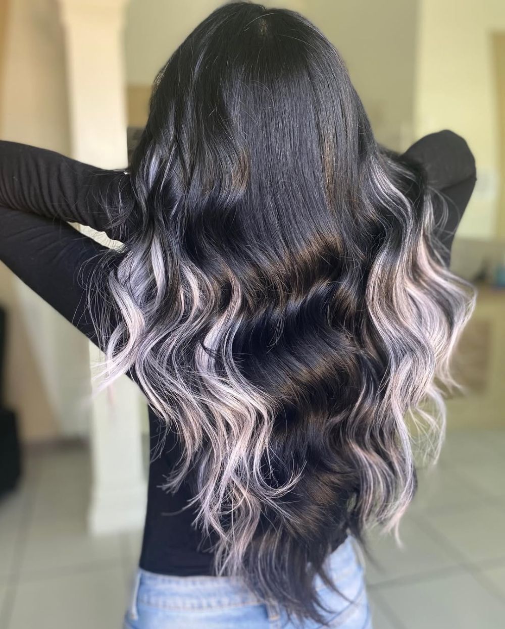 mèches blanc platine sur des cheveux foncés