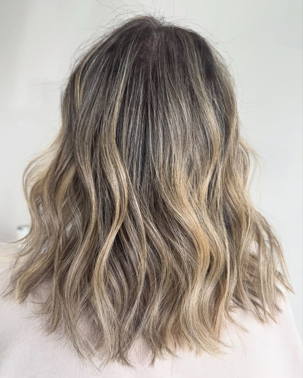 mèches blond cendré sur des cheveux blonds naturels