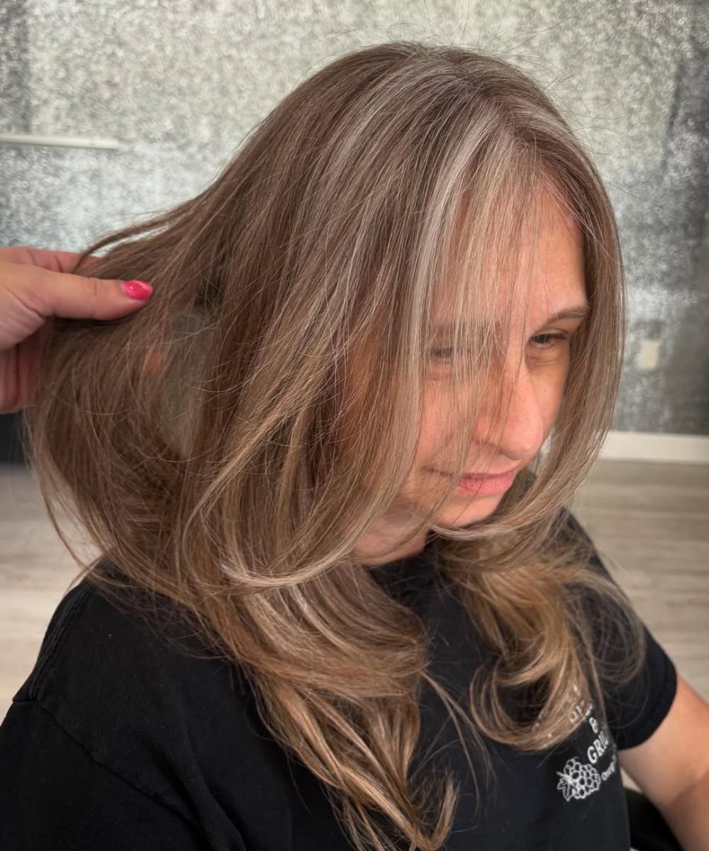 mèches blond platine pour dissimuler les cheveux châtain clair