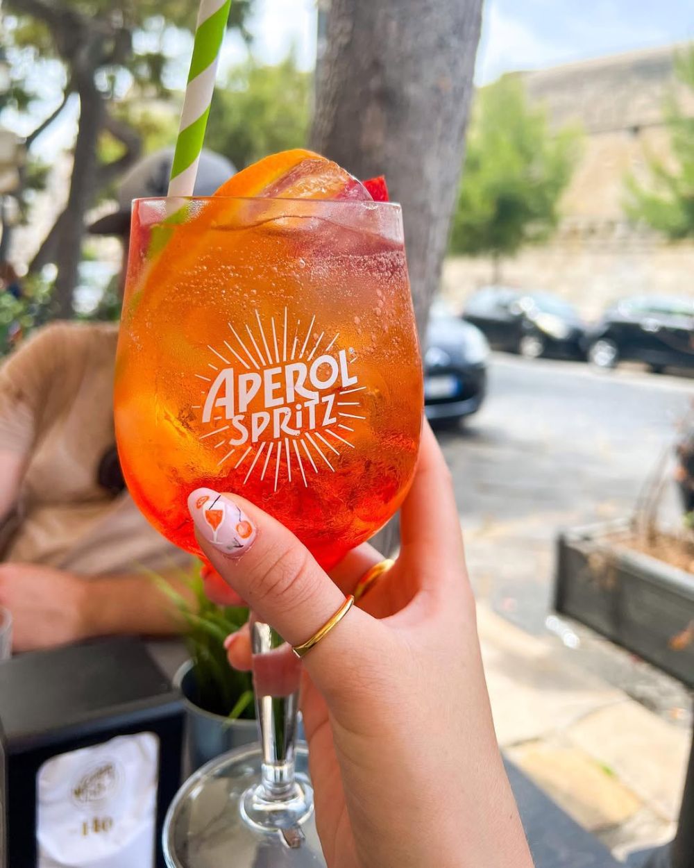 nail art Aperol Spritz à adopter pour vos prochaines vacances d'été