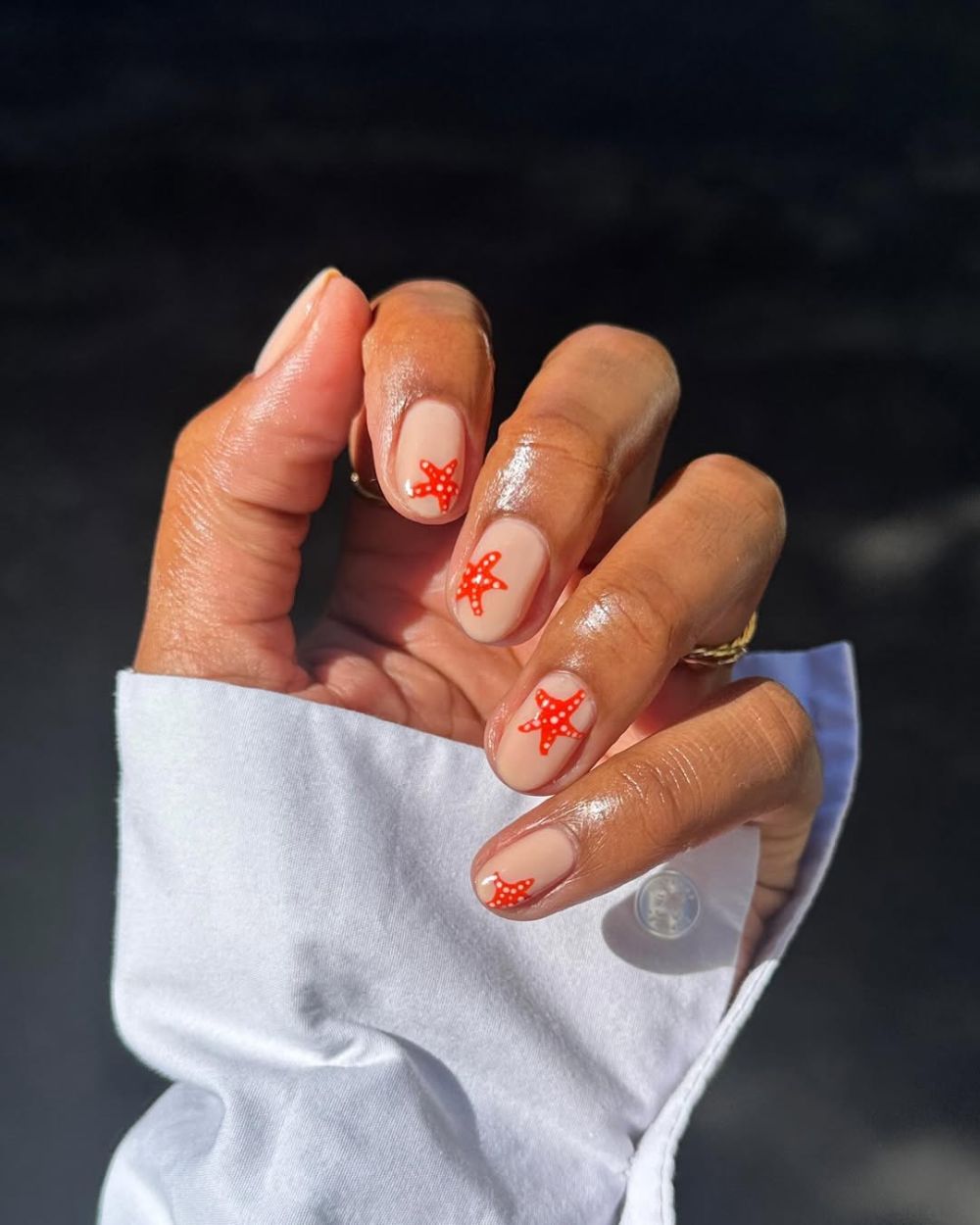 nail art étoile de mer orange sur ongles nude courts