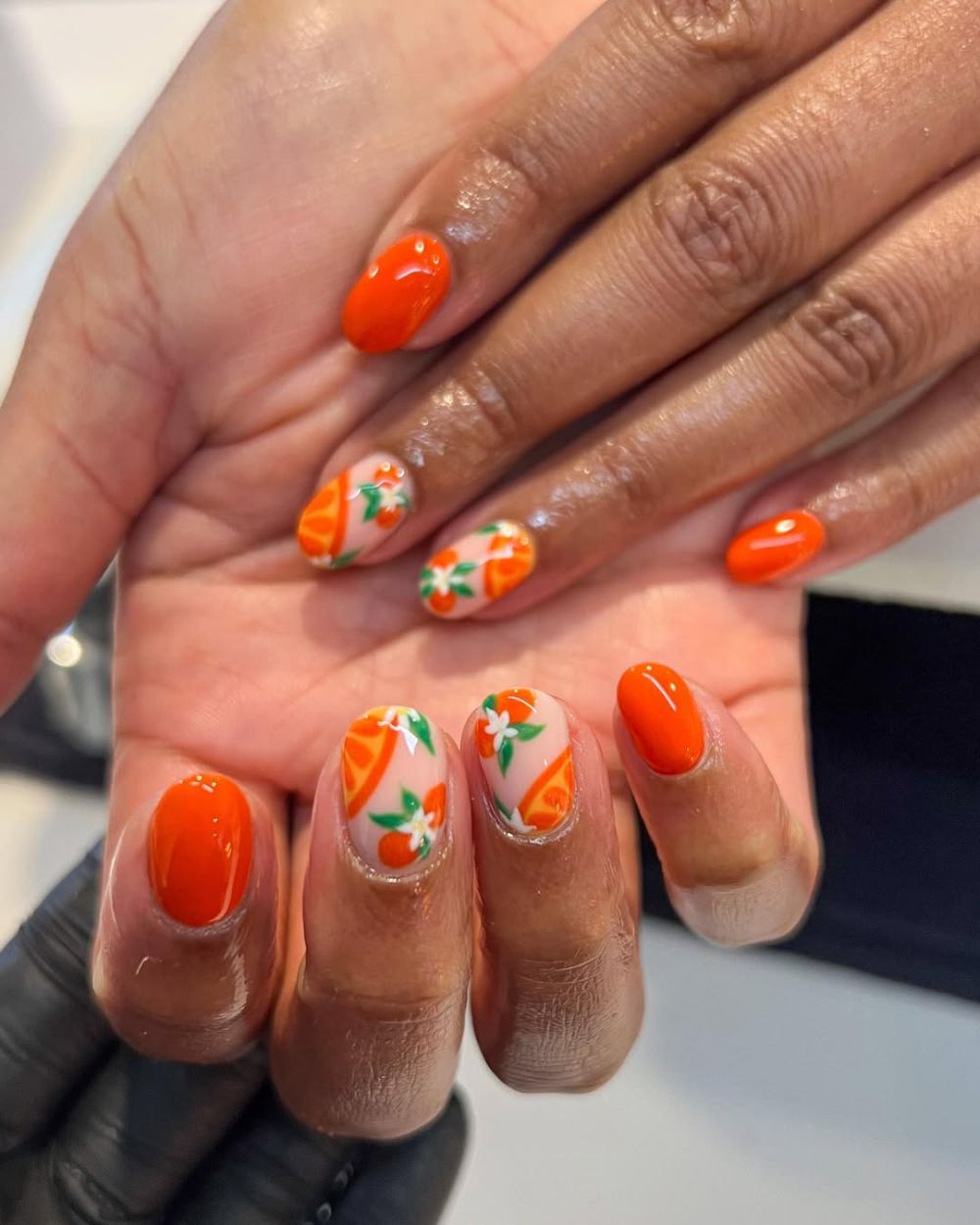 nail art tranches d'orange et vernis orange pour créer une manucure Aperol Spritz cet été