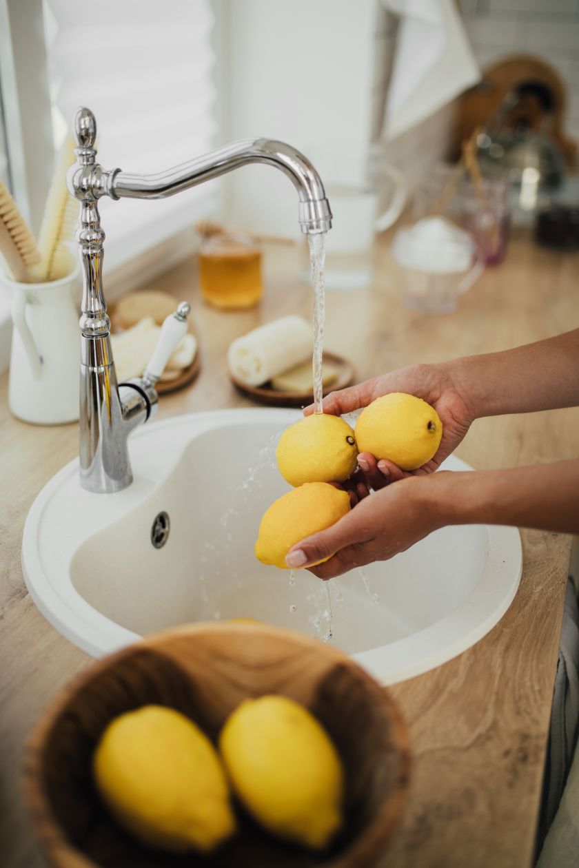 nettoyer la peau de citron naturellement pour enlever les saletés