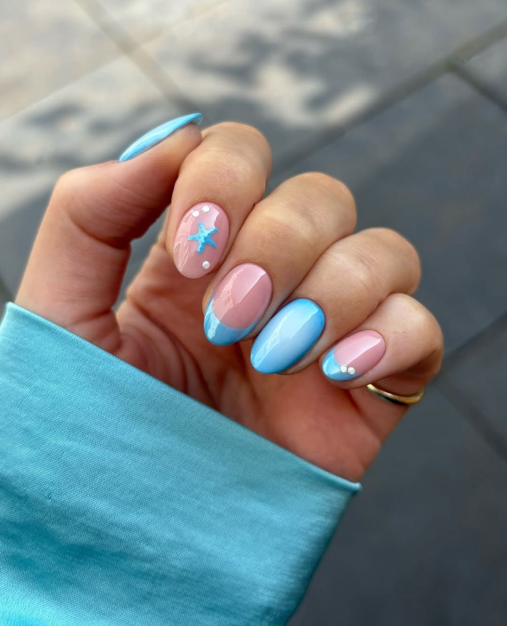 ongles en bleu glacier avec nail art étoile de mer et french tips