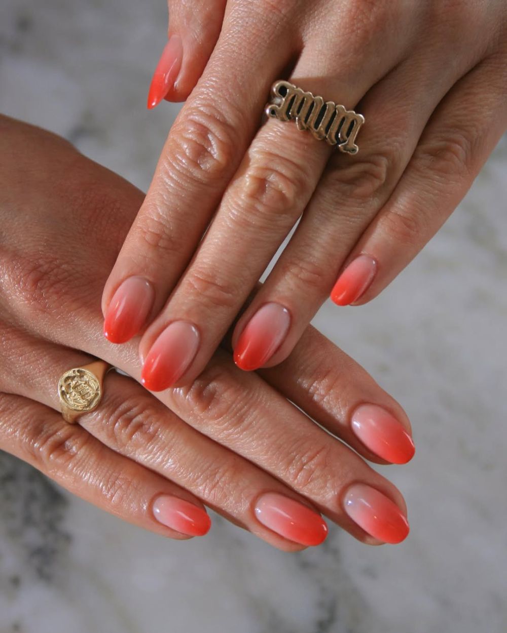 ongles en orange dégradé pour recréer la manucure Aperol Spritz