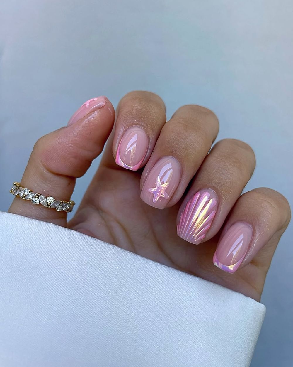 ongles french en rose chrome et nail art coquillage magnifique