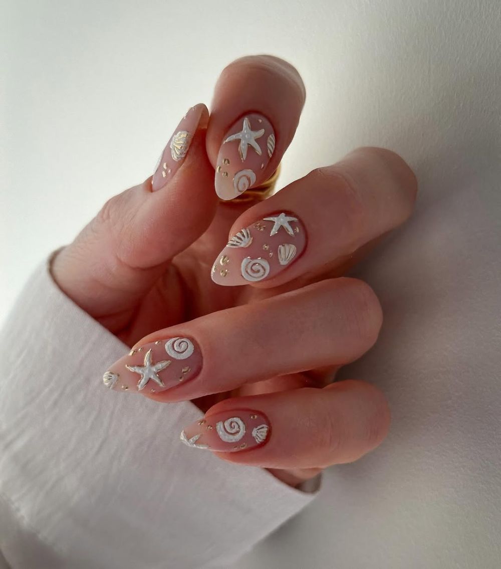 ongles negative space avec nail art coquillage en blanc