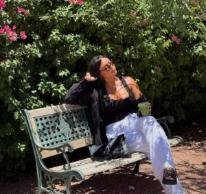 pantalon blanc et top noir pour une tenue d'été légère