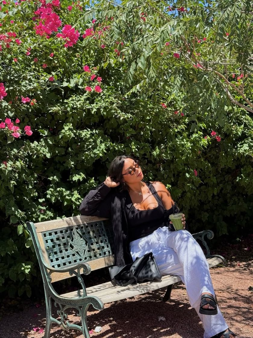 pantalon blanc et top noir pour une tenue d'été tendance