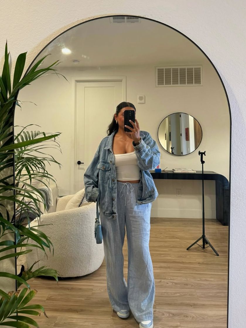 pantalon large et aéré combiné à un top blanc et à une veste en jean