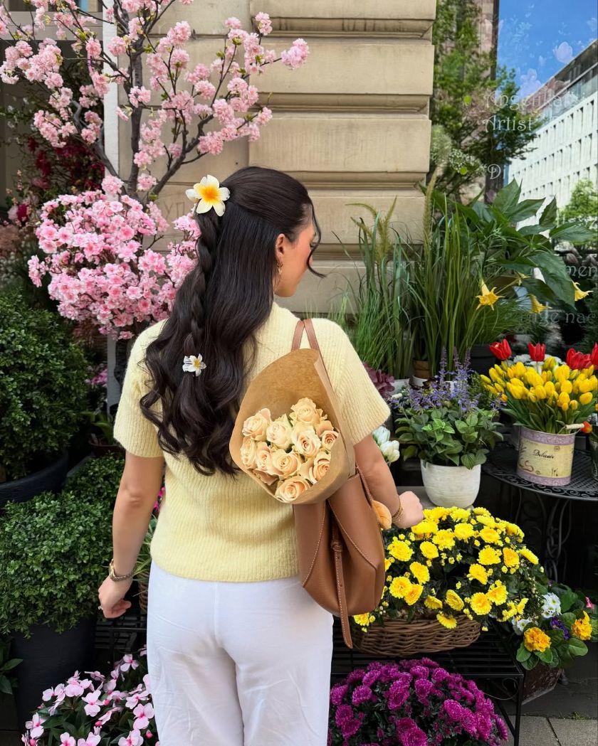 pinces à cheveux pour une coiffure romantique cet été 2025