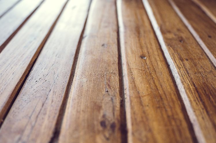 protéger le parquet du soleil grâce à un revêtement