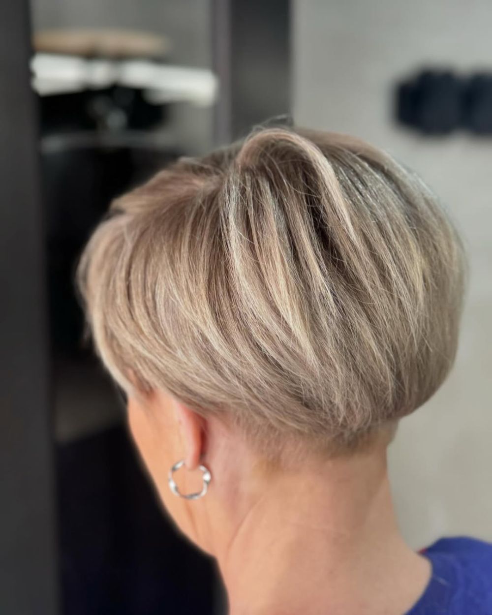 quelle coloration blonde pour sublimer la coupe pixie cut femme 50 ans et plus
