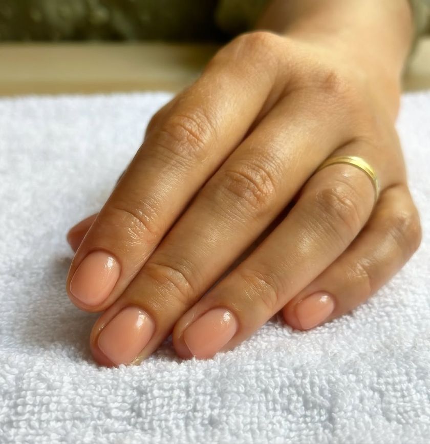 quelle couleur de vernis après 60 ans pour rajeunir les mains, teintes neutres