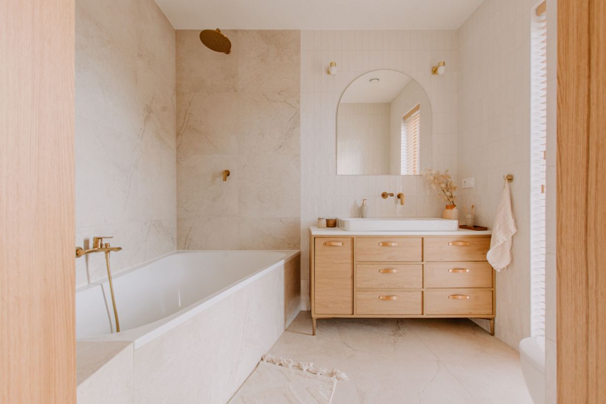 réaliser une rénovation de salle de bain abordable grâce au remplacement des pieds de meuble