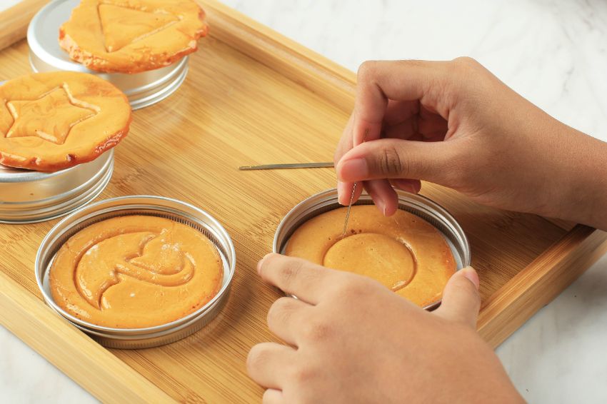 recycler les couvercles des bocaux en moules à tartelettes