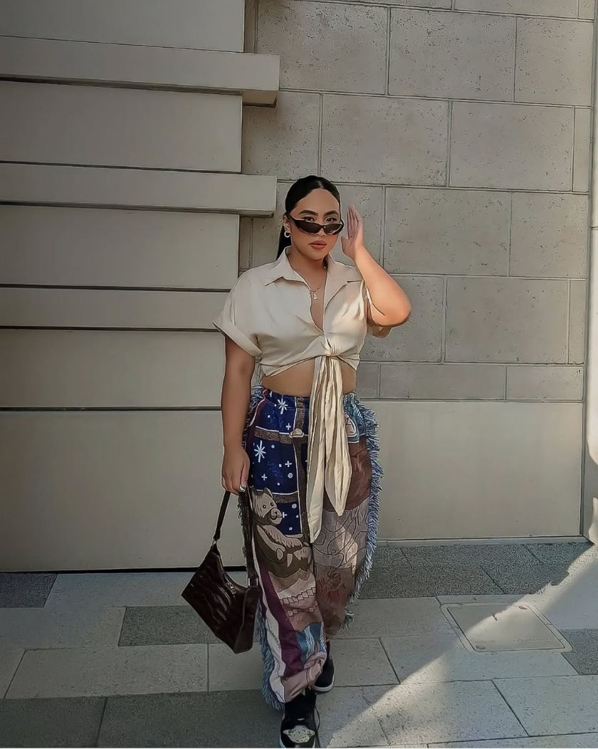 tenue d'été légère avec un pantalon fluide et chemise tendance