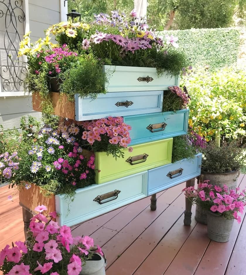 transformer des vieux tiroirs an jardinières pour faire fleurir l'extérieur