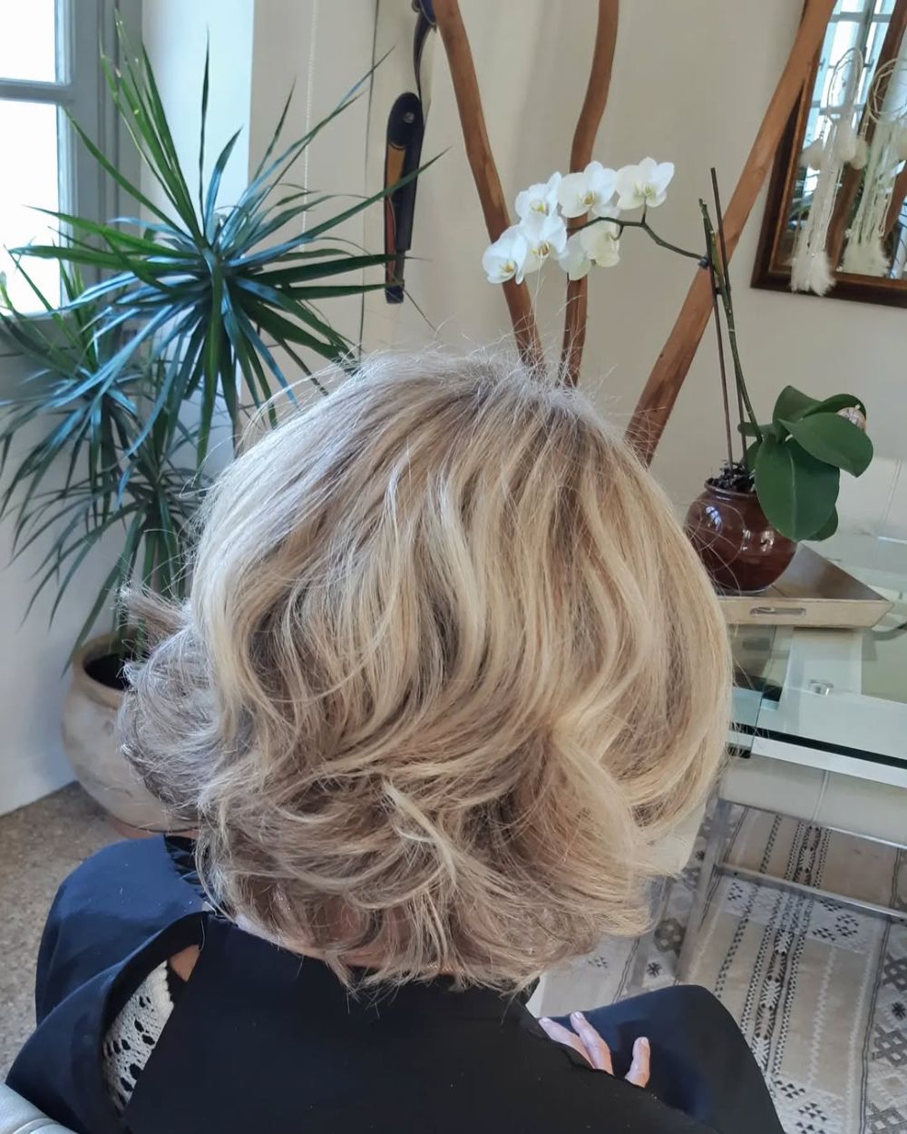un camouflage lumineux en blond platine pour les cheveux naturellement blonds