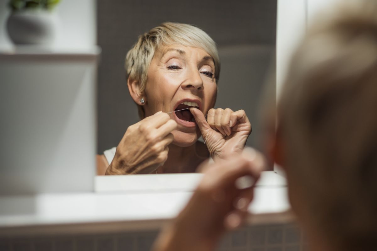 utiliser du fil dentaire aide à prévenir l'inflammation chronique