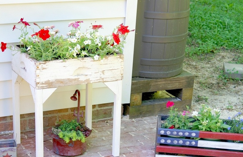vieux tiroir transformé en jardinière à fleurs