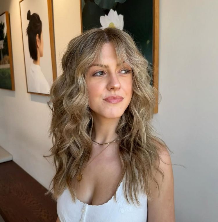 wispy bangs sur des cheveux longs et ondulés