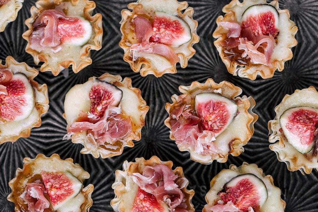 Amuse-bouche à la figue en bouchées feuilletées au brie et jambon cru