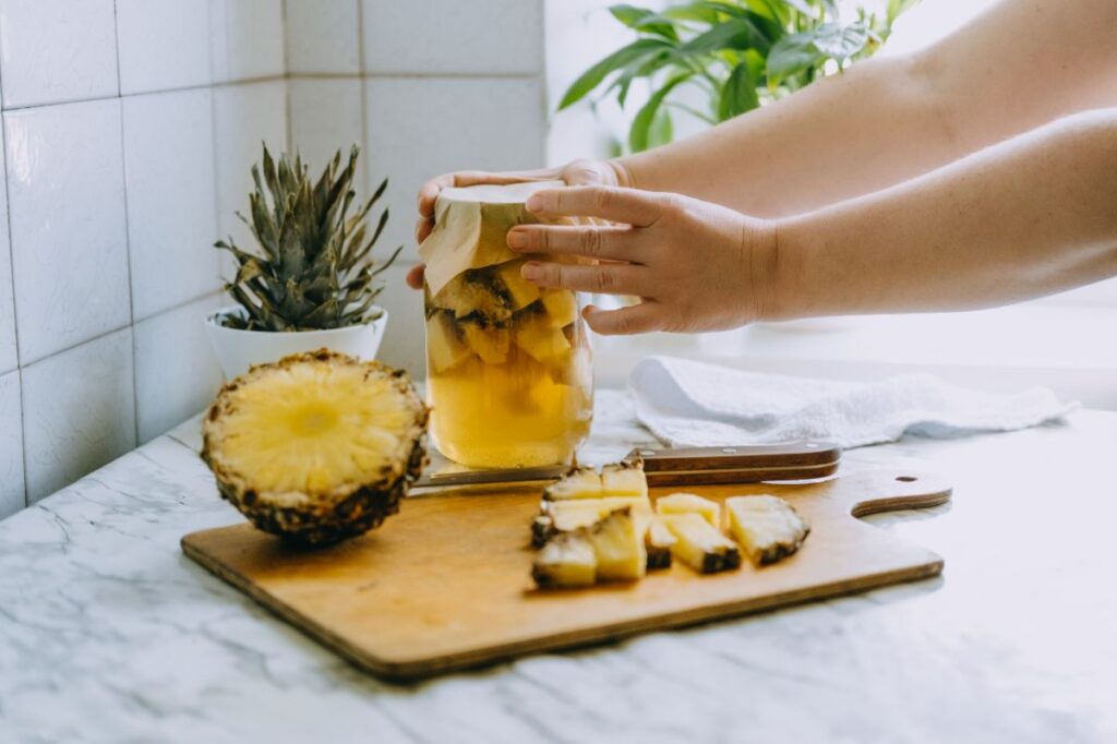 Boisson fermentée à l'ananas faite à la maison