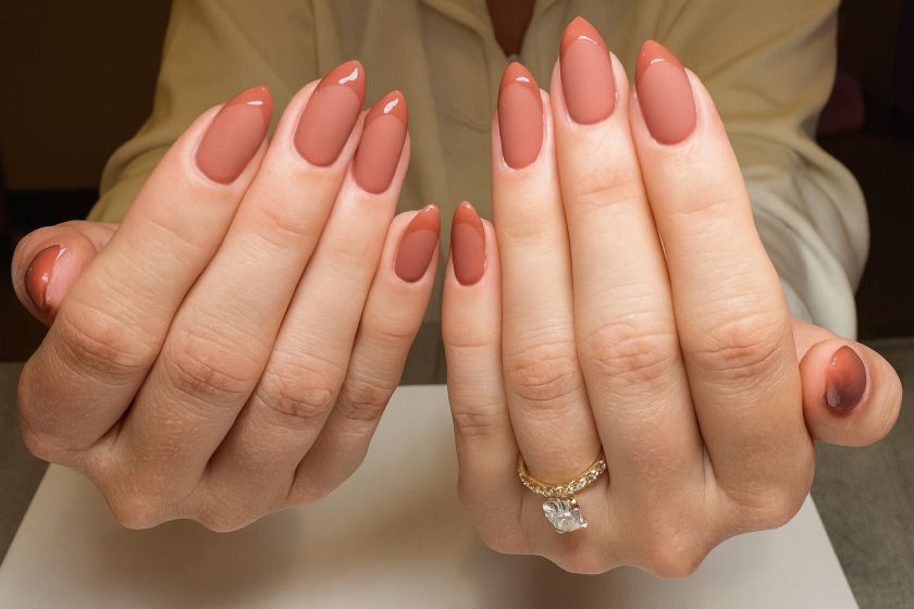 Le vernis terracotta mat crée un look intemporel et ultra chic qui prône le minimalisme