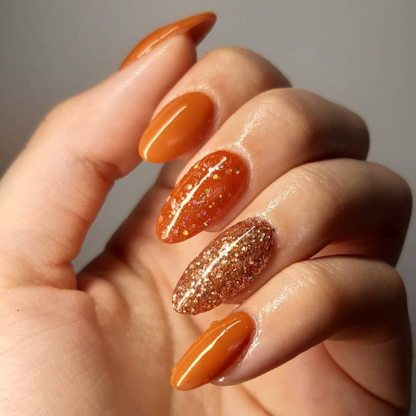 Manucure terracotta qui capte la lumière et les regards - design idéal pour les filles qui aiment briller avec élégance