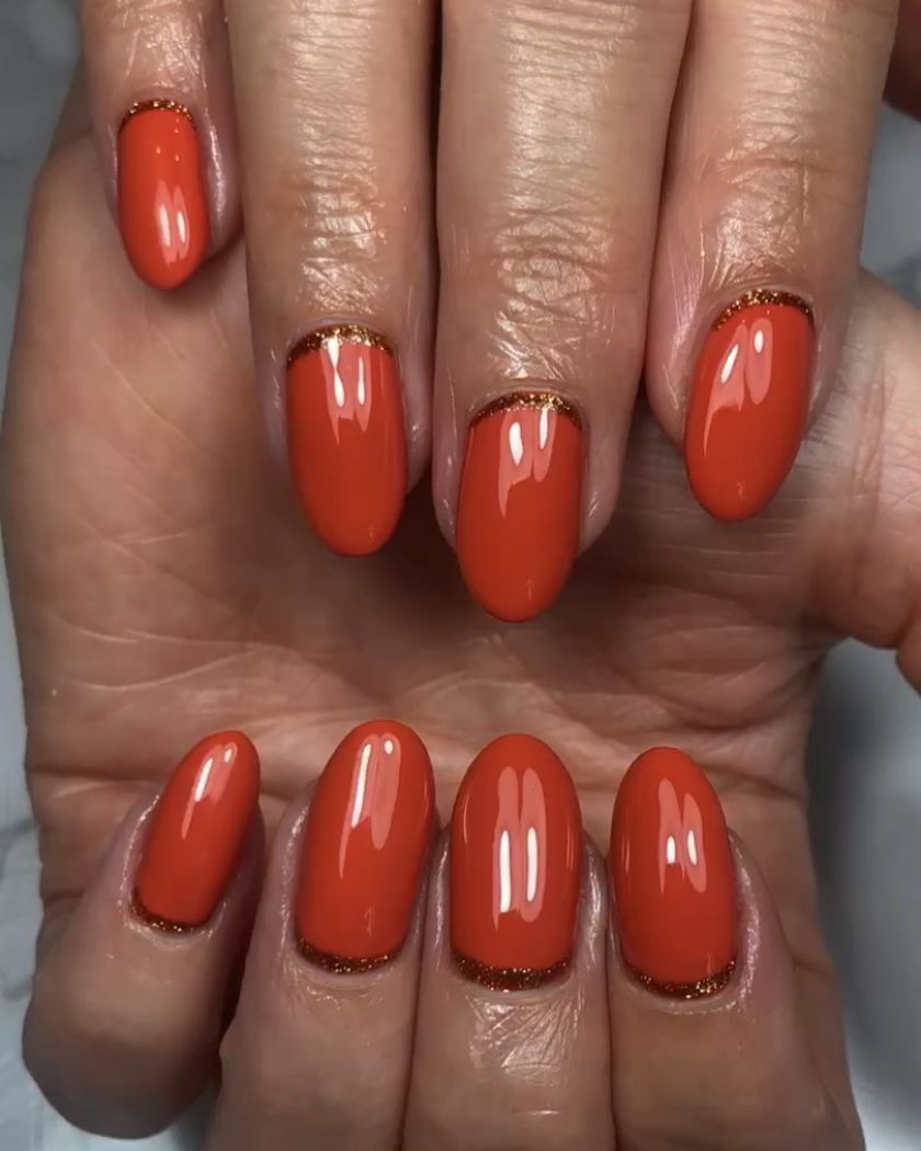 Ongles tendance automne 2025 aux accents dorés qui vont illuminer les journées grises