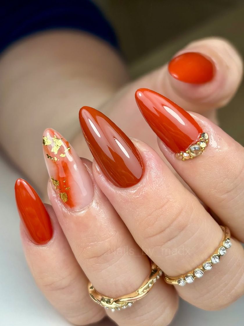Ongles terracotta avec strass et feuilles d'or - un vrai bijou d'automne qui évoque la chaleur
