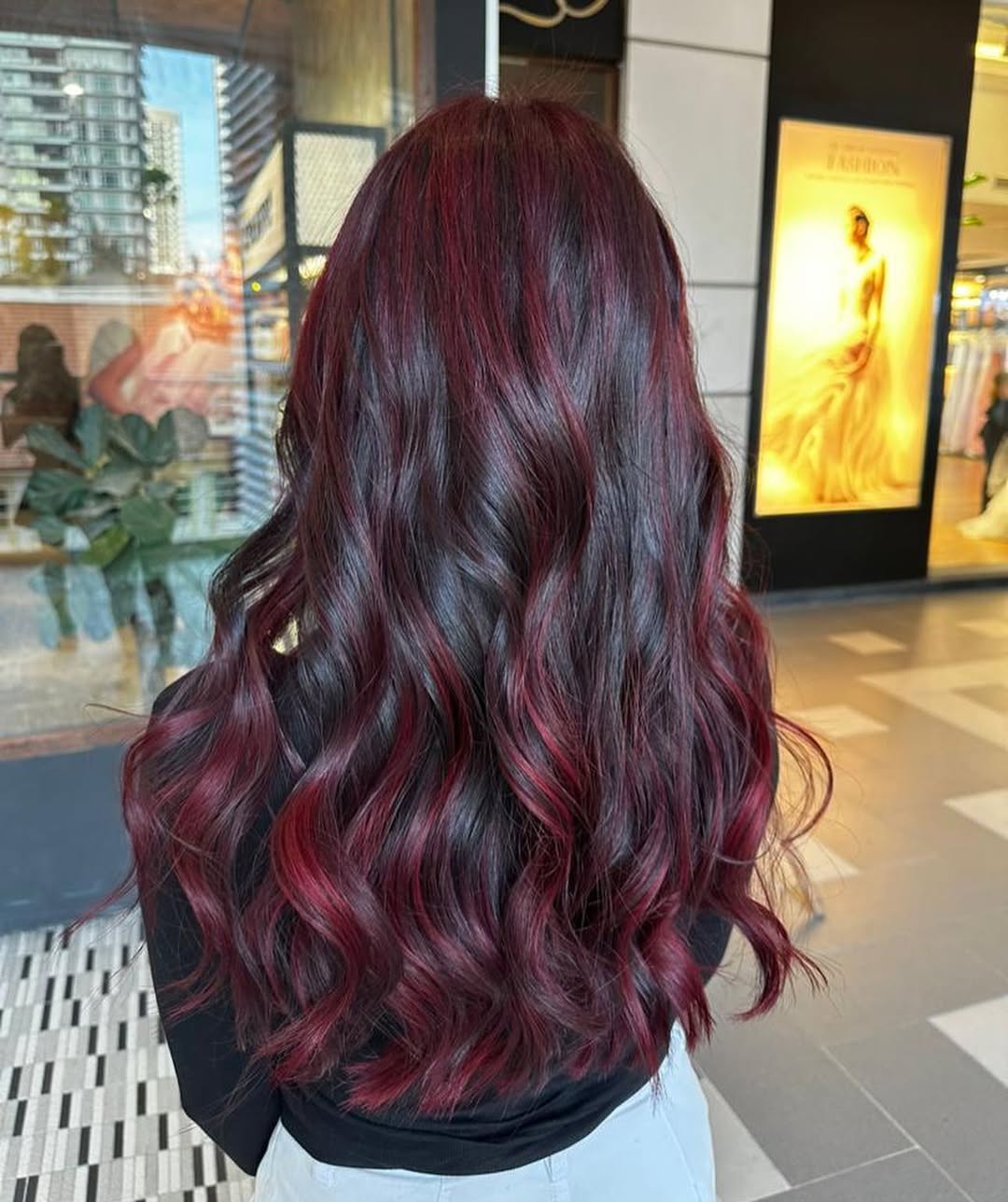 balayage rouge bordeaux pour sublimer les cheveux brun foncé cet automne