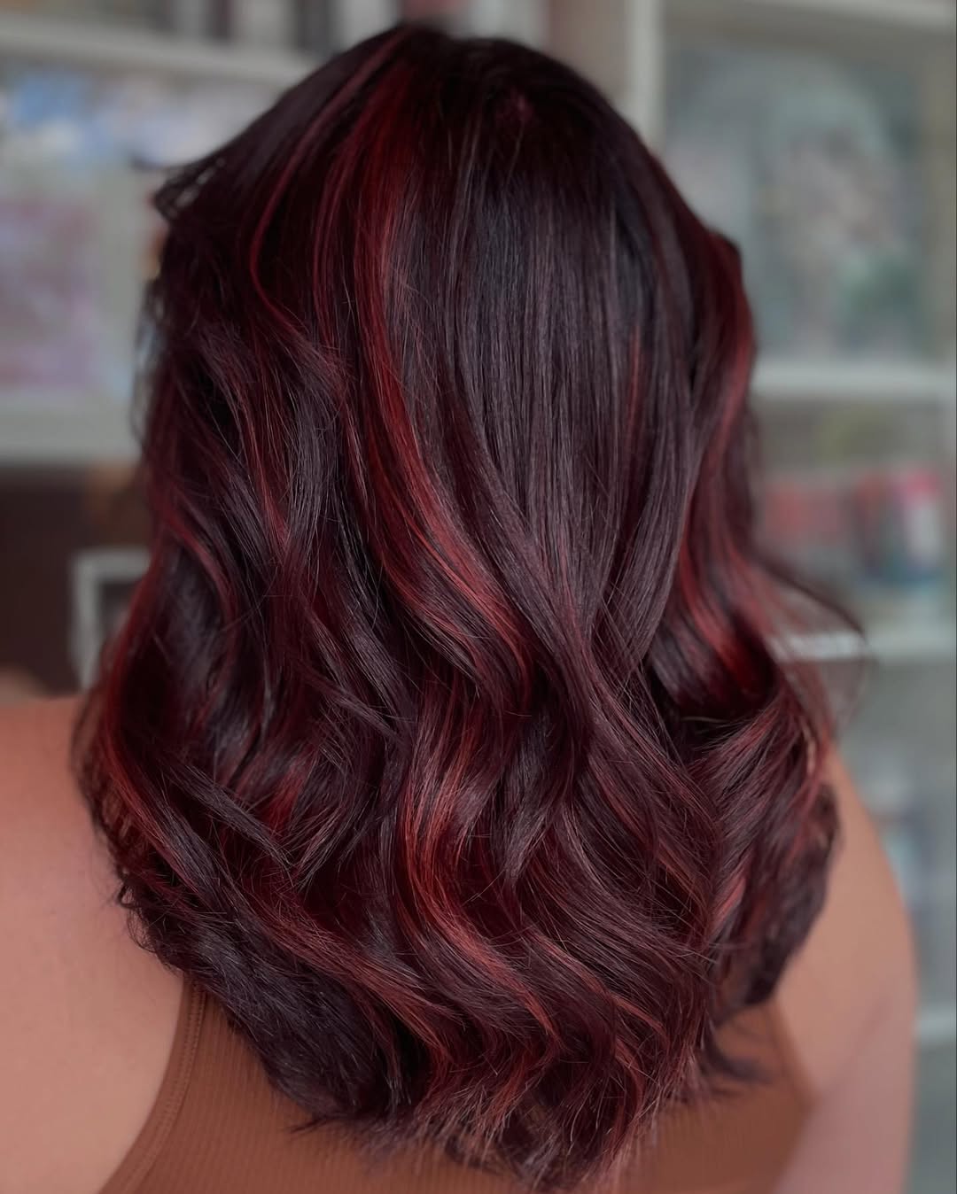 balayage rouge bordeaux tout en douceur sur une base brune
