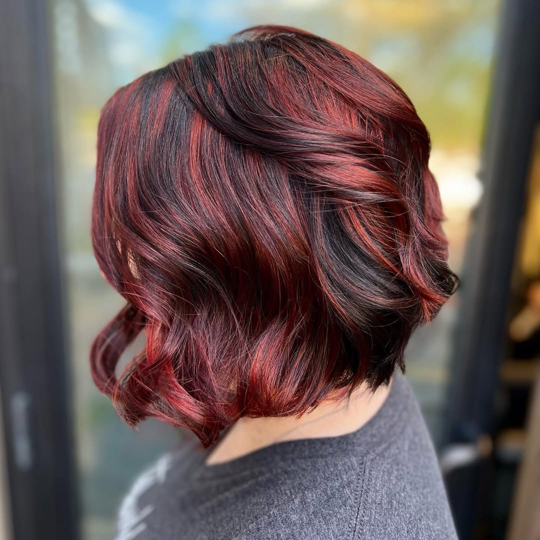 balayage rouge pour brunes-une idée tendance pour les dames de 50 ans