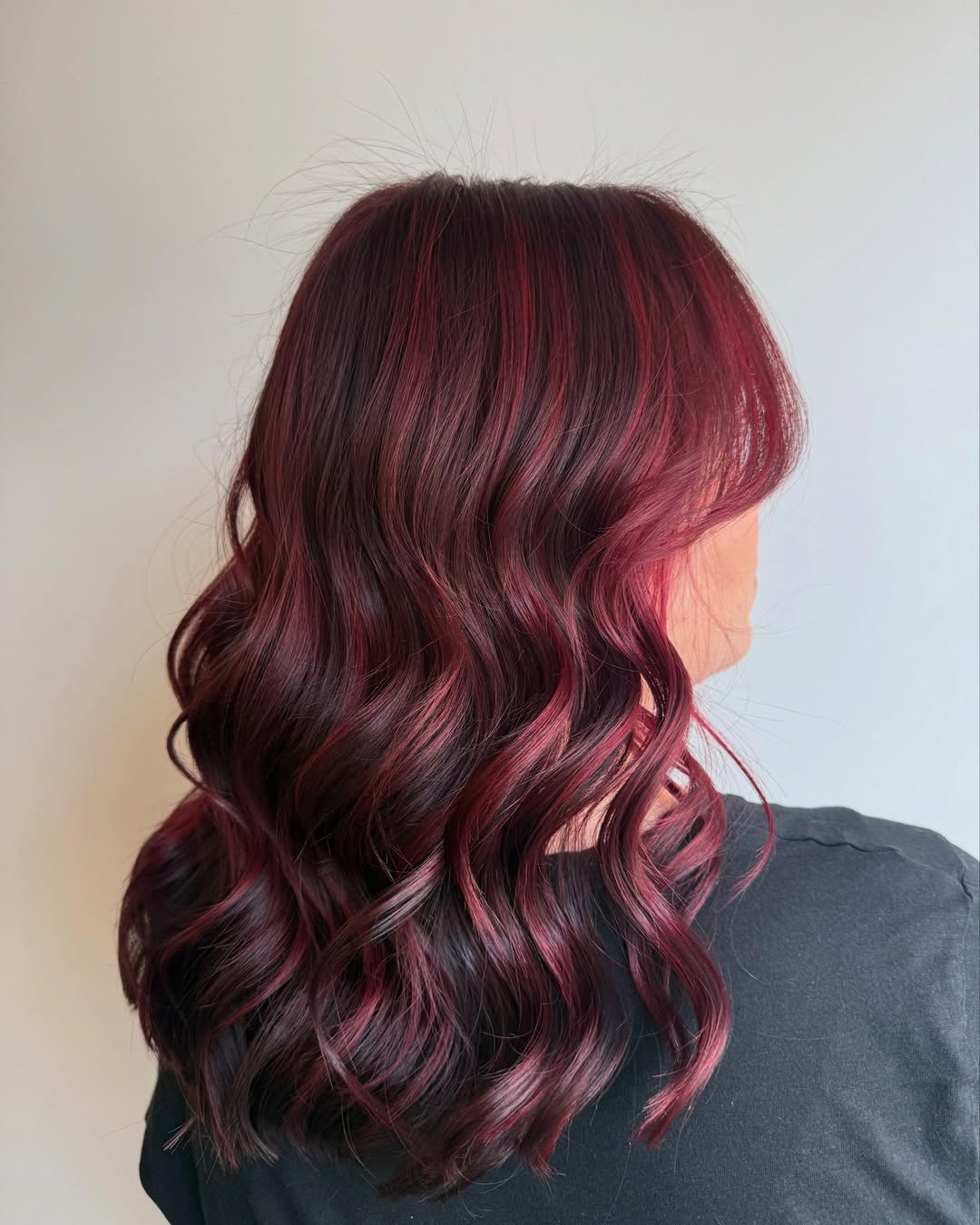 balayage rouge sur brunes-le rouge cerise audacieux et vibrant