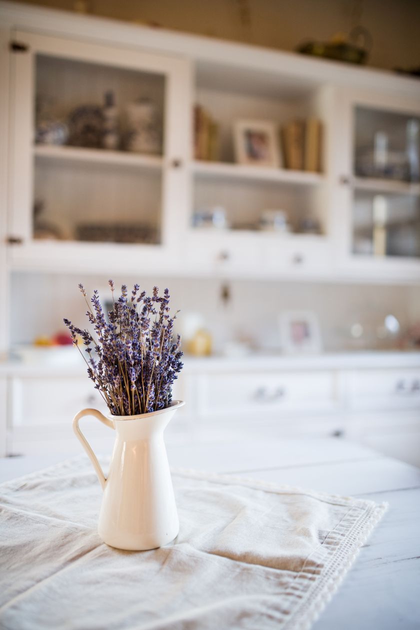 bouquet de lavande séchée dans un pichet en céramique pour une déco de cuisine naturelle et vintage