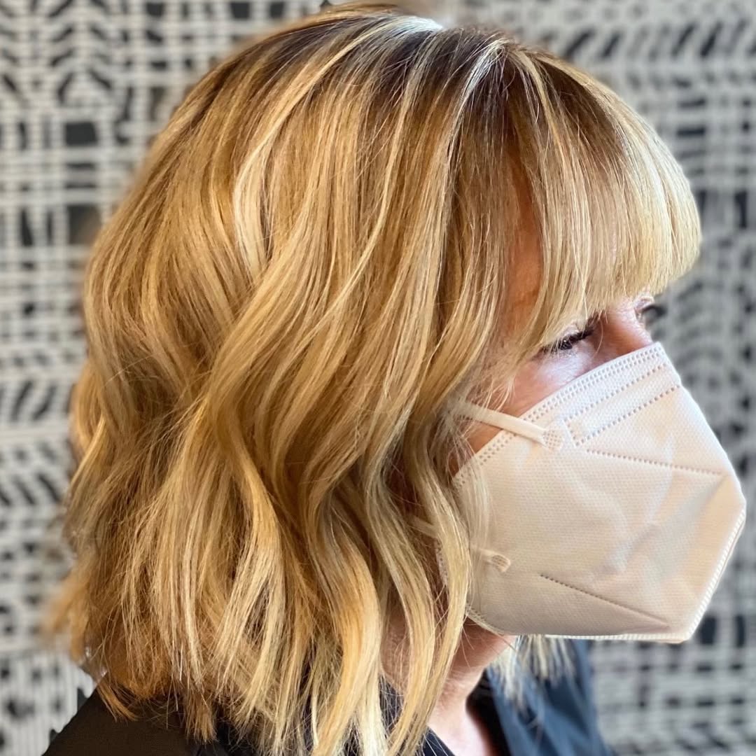 carré dégradé texturé avec frange droite sur cheveux blonds