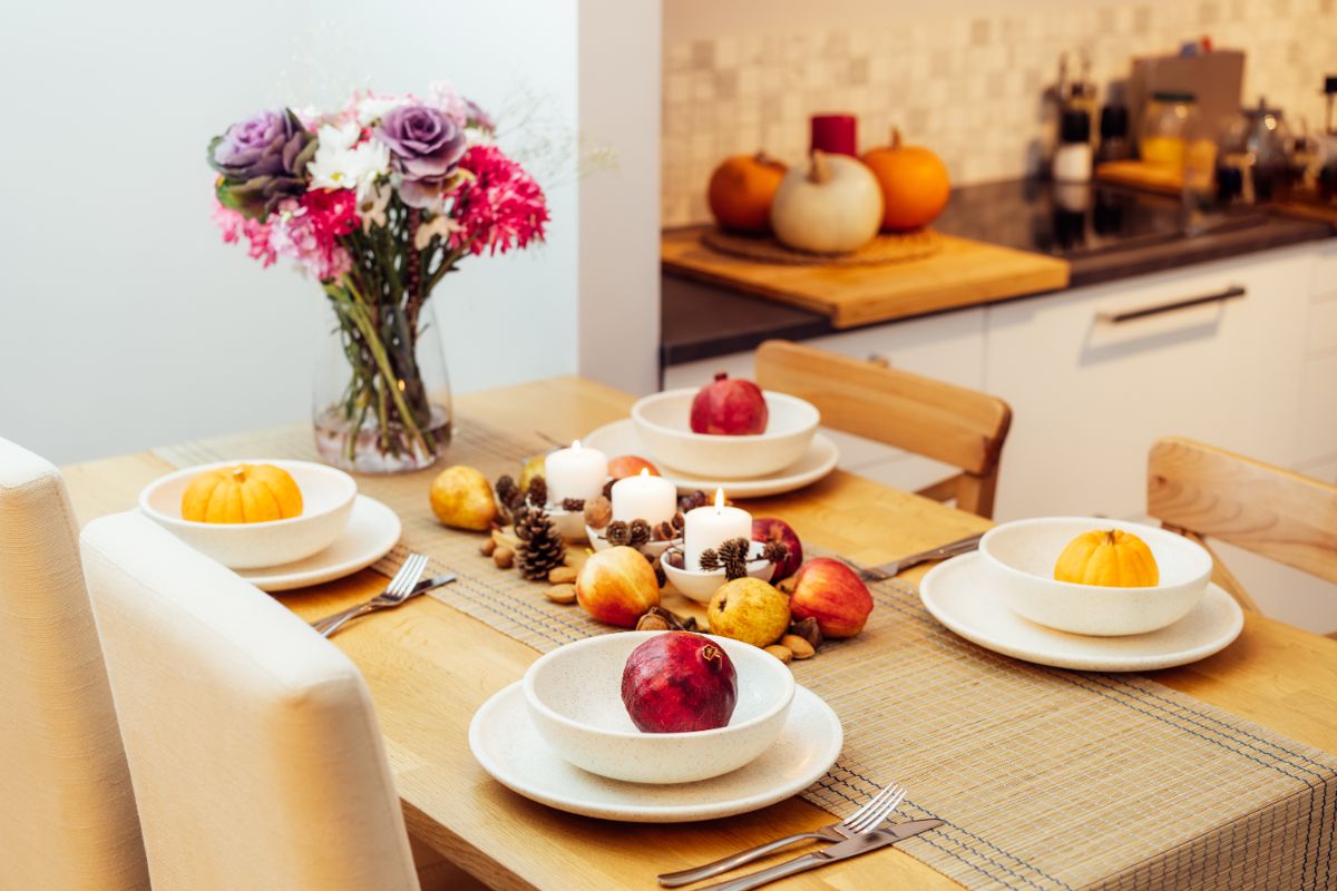 centre de table naturel à base de pommes grenades et poires en tant que déco de transition été-automne